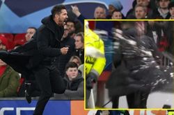 CĐV M.U ném mưa vật thể lạ vào HLV Diego Simeone sau khi đội nhà bị loại