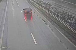 Ô tô 'nhái' biển số xanh, chạy ngược chiều trên cao tốc suốt 15km