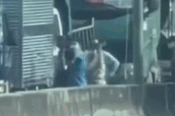 Clip: Xảy ra va chạm giao thông, 3 người đàn ông lao vào quyết sống mái với nhau