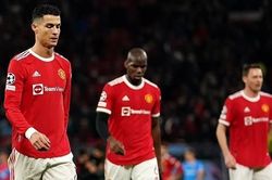 CĐV có hành động 'không đẹp' khi Man Utd bị loại