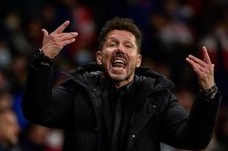 Simeone giúp Atletico lấy lại vị thế