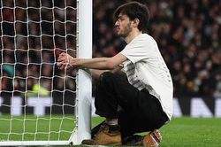 Trận Arsenal vs Liverpool bị gián đoạn vì CĐV quá khích lao vào sân ôm...cột dọc