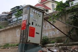 Ma trận bốt điện 'cụt chân' giữa lòng đường Âu Cơ, Hà Nội