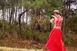 Cô dâu chạy bộ 5km đến nhà chú rể, lý do phía sau khiến ai nấy xót xa