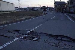 Fukushima ngổn ngang sau trận động đất - sóng thần khiến hơn 100 người thương vong