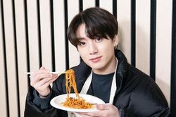 Choáng với Jungkook BTS khi ăn sạch 6 cốc mỳ một lúc