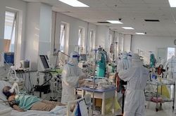 Đưa COVID-19 khỏi danh mục bệnh đặc biệt nguy hiểm: Cần nghiên cứu tổng thể!