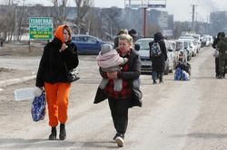 Hình ảnh người dân Ukraine chạy trốn khỏi chiến sự ở Mariupol