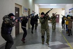 Hình ảnh người Ukraine học dùng súng, chế vũ khí