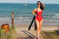 Vợ NSƯT Đăng Dương diện bikini hút mắt