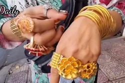 Bà chủ quán đeo hơn 70 cây vàng trên người, dân mạng dấy lên tranh cãi: Người ngưỡng mộ, người chê 'nổ'