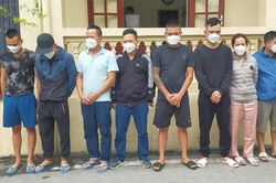 Triệt phá 'sới bạc' trong rừng luồng