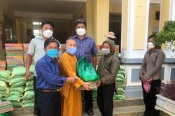 Tặng 200 suất quà cho người dân nghèo vùng sâu Đức Trọng