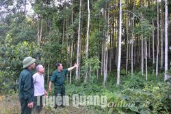 Pác Hóp in dấu chân Người