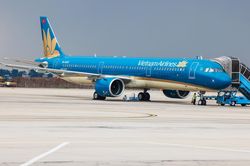 Sân bay Tân Sơn Nhất tạm dừng một đường cất hạ cánh, Vietnam Airlines khuyến nghị hành khách theo dõi lịch bay thường xuyên