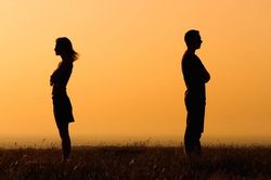 Dấu hiệu nam giới hết yêu, muốn bạn thấy chán tự buông