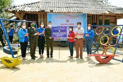 Bàn giao công trình nước sạch, khu vui chơi điểm trường bản Trông Tầu