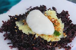 Xôi nếp than nước cốt dừa: Món ăn vặt ngọt ngào, thơm dẻo mà giá rất bình dân