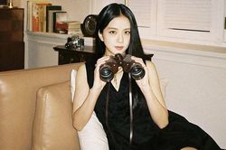 Học ngay Jisoo Blackpink mặc sang mà quyến rũ bí ẩn chỉ với 2 màu trắng đen