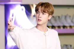 Jin BTS chinh phục tiêu chuẩn về cái đẹp khắt khe nhất Hàn Quốc