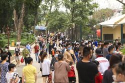 Hà Nội: Hơn 30.000 người dân đổ về Công viên Thủ Lệ ngày cuối tuần
