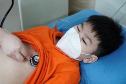 Bé trai sốc phản vệ sau 30 phút ngậm thuốc chữa ho
