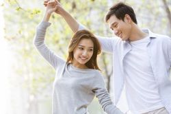 Sự thật đàn ông yêu bằng tai, đừng ngại ngần dành 6 lời khen này cho chồng và bạn trai