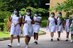 Đất nước hủy thi học kỳ vì thiếu tiền mua giấy