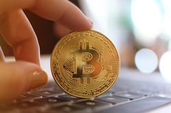 Giá Bitcoin hôm nay 20/3: Bitcoin bùng nổ, sắp vượt mức 42.000 USD