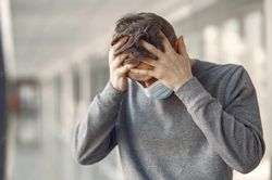 Đau đầu khi bị COVID-19, phải làm sao?