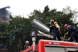 Xử lý nhanh vụ cháy nhà cạnh đường tàu ở phố Phùng Hưng