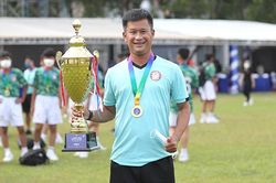 Đinh Hồng Vinh và chiếc Cúp vàng U13 quốc tế