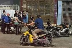 Vụ tạt axit khiến 7 người bị bỏng: Do tranh chấp hàng rào?
