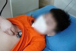 Bệnh nhi sốc phản vệ khi ngậm thuốc ho, bác sĩ khuyến cáo dấu hiệu nhận biết