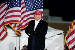 Ông Trump tuyên bố sẽ quay lại Nhà Trắng vào năm 2024