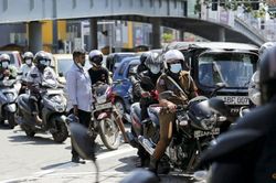 Hai người đàn ông Sri Lanka tử vong sau 4 tiếng xếp hàng mua xăng