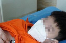 Bé trai nhập viện cấp cứu sau khi ngậm 1 viên thuốc chữa ho