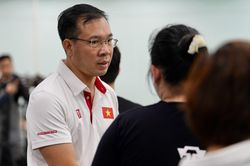 Hoàng Xuân Vinh chỉ dẫn tỉ mỉ cho học trò