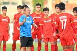 Tuyển Việt Nam: 'Cờ bí', dí… tân binh
