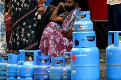 Khan hiếm nhiên liệu, Sri Lanka phải huy động quân đội bảo vệ trạm xăng
