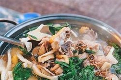 Vì sao ai đi Đà Lạt cũng ăn lẩu bò hay lẩu gà lá é? Lý do chỉ gói gọn trong 1 từ