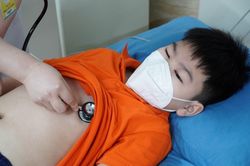 Ngậm thuốc chữa ho, bé trai nhập viện khẩn cấp trong đêm vì sốc phản vệ