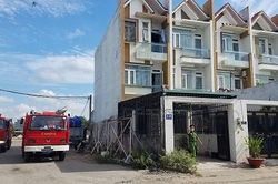 Người đàn ông cháy xém tóc, áo sau tiếng nổ trong căn nhà