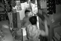 Điều tra vụ người đàn ông chém vợ hờ ở tiệm tạp hóa rồi treo cổ tự tử