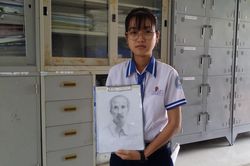 Nữ sinh trường làng vẽ chân dung Bác Hồ tặng nhà trường làm kỷ niệm