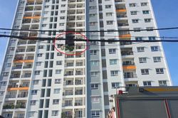 TP Hồ Chí Minh: Cháy chung cư, hai người rơi từ tầng 10 xuống đất