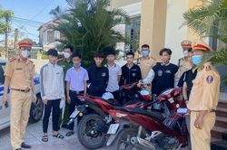 Hơn 70 'quái xế' che biển số xe máy, mang hung khí đi hỗn chiến làm loạn trên phố