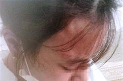 Nữ sinh bị chủ quán tạp hóa hành hung