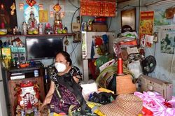Người dân sống cảnh trần bong tróc, cốt thép rơi rụng tại chung cư chờ sập ở TP. HCM