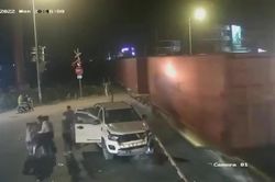 Cố băng qua đường sắt khi tàu đang đến, một gia đình may mắn thoát chết